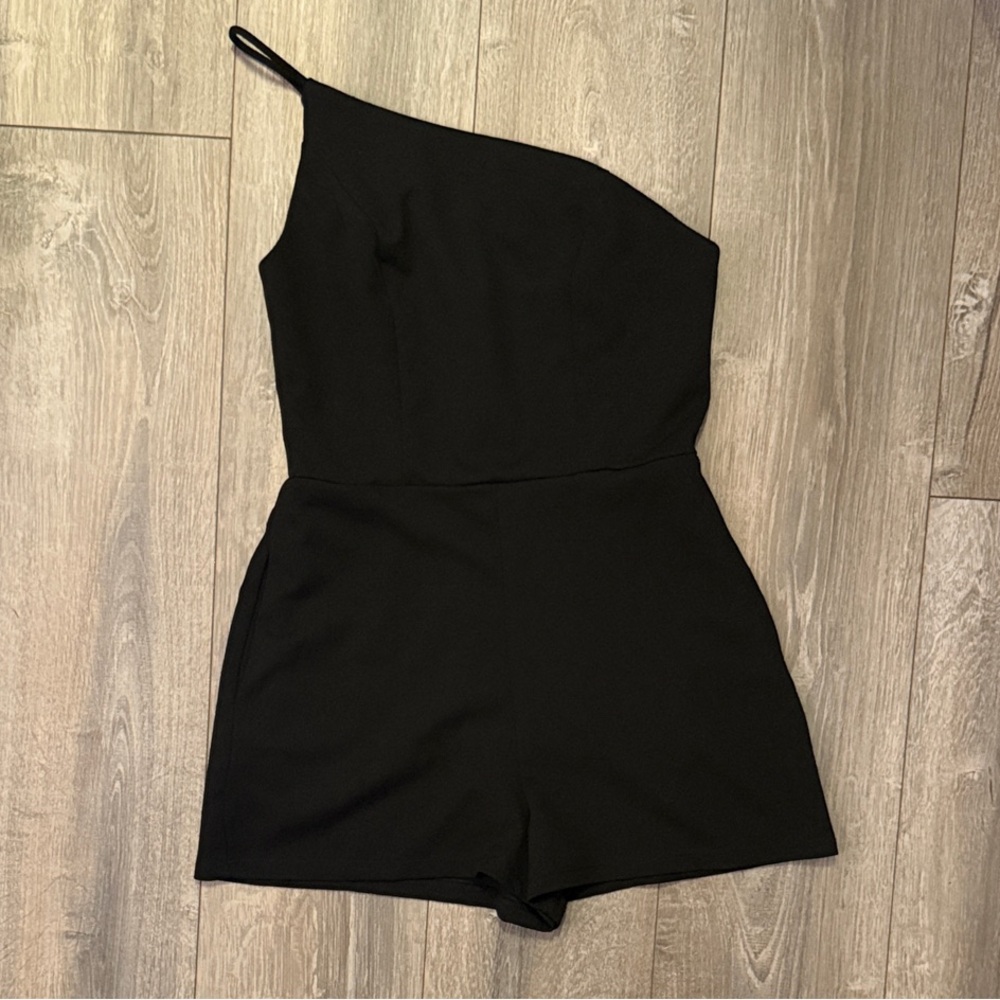 NWOT Black One-Shoulder Romper